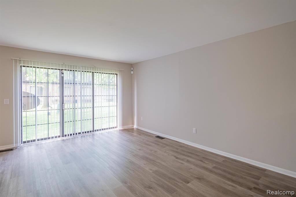 26746 SUMMERDALE Drive, Southfield, MI 48033 — Photo 8