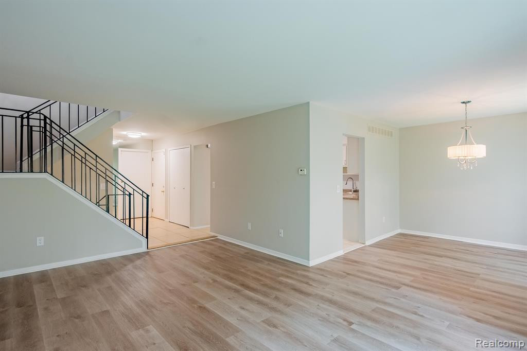 26746 SUMMERDALE Drive, Southfield, MI 48033 — Photo 9