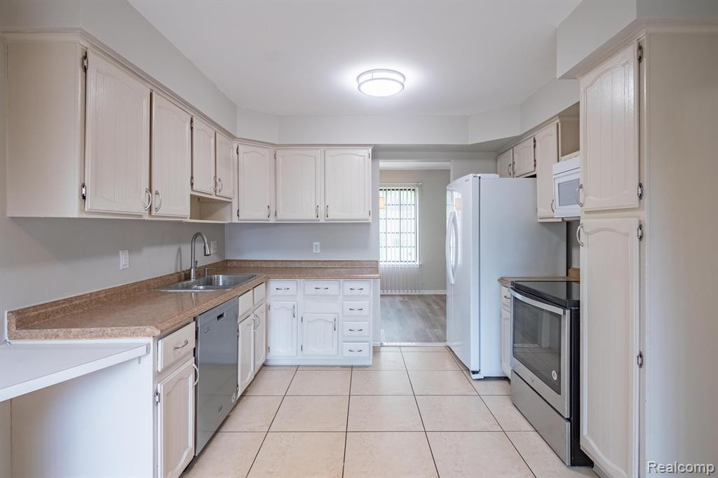 26746 SUMMERDALE Drive, Southfield, MI 48033 — Photo 14
