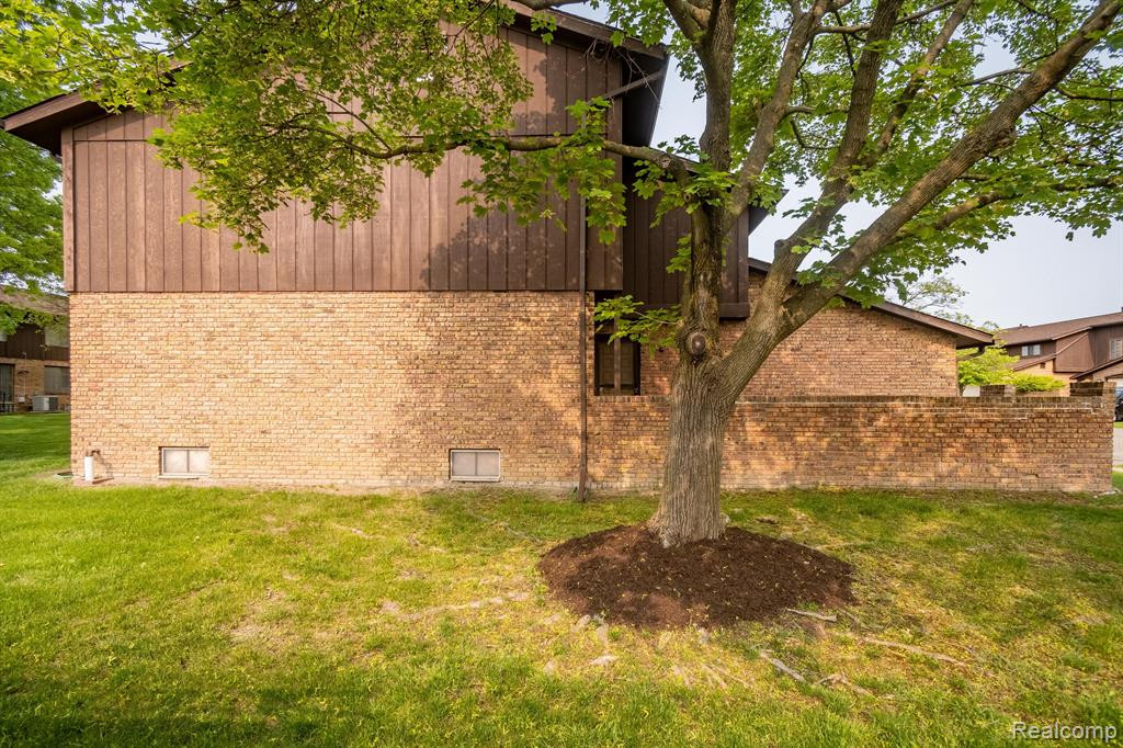 26746 SUMMERDALE Drive, Southfield, MI 48033 — Photo 31