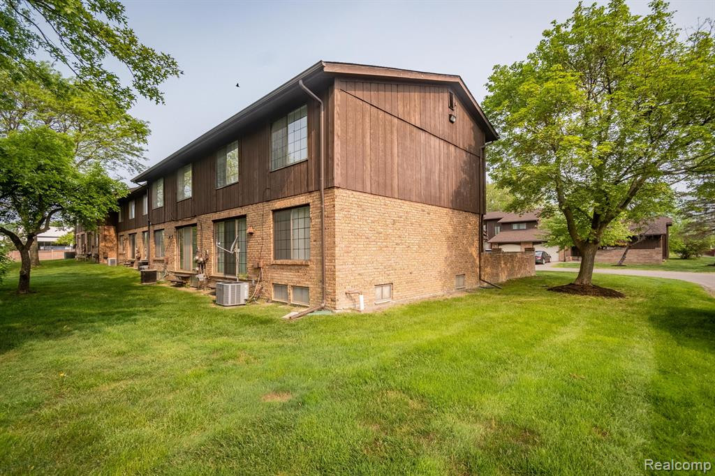 26746 SUMMERDALE Drive, Southfield, MI 48033 — Photo 32
