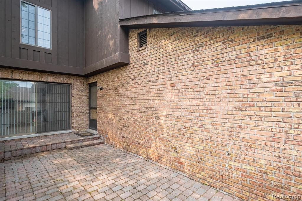 26746 SUMMERDALE Drive, Southfield, MI 48033 — Photo 33