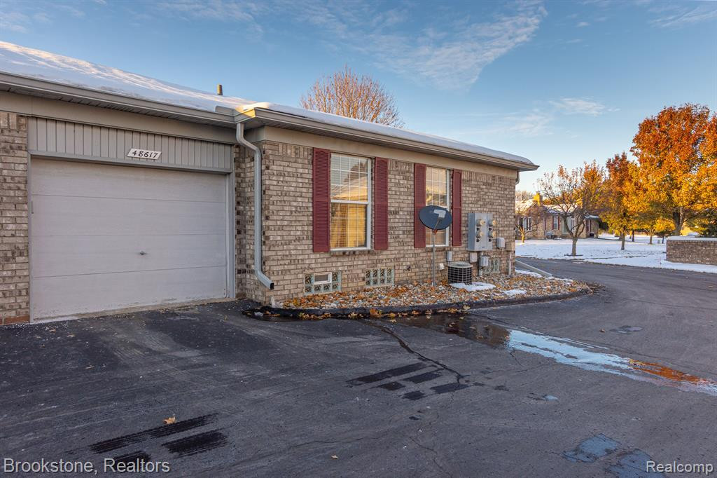 48617 EDGEMONT Court, Shelby Twp, MI 48315 — Photo 16