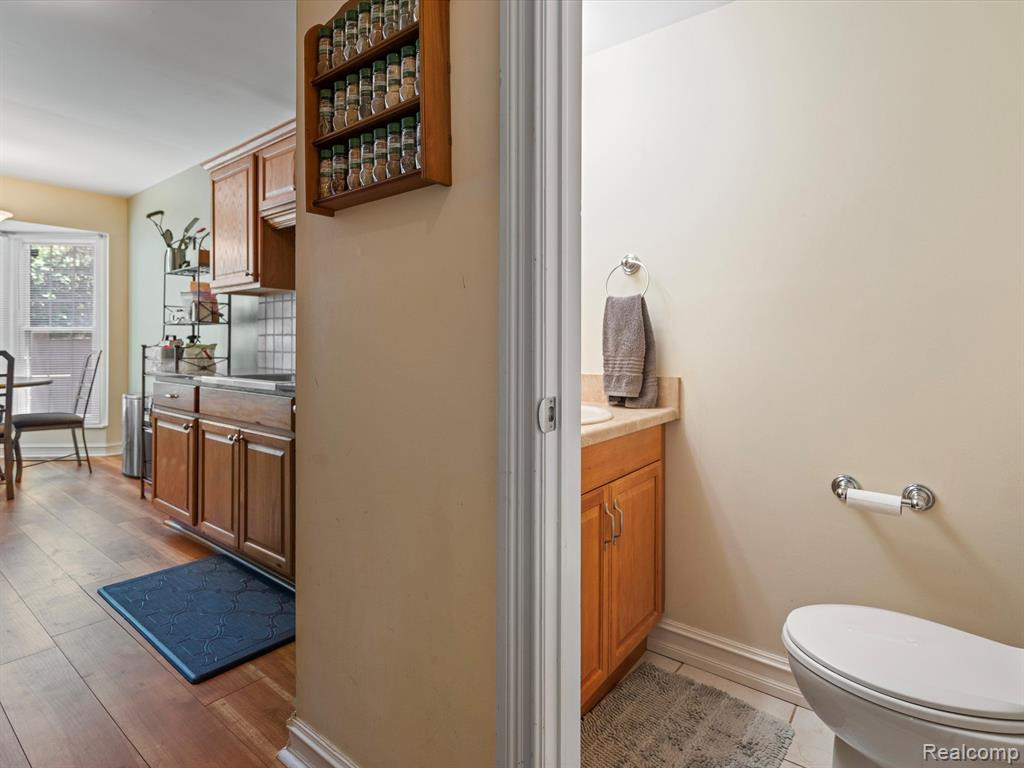 31176 COUNTRY Way, Farmington Hills, MI 48331 — Photo 10