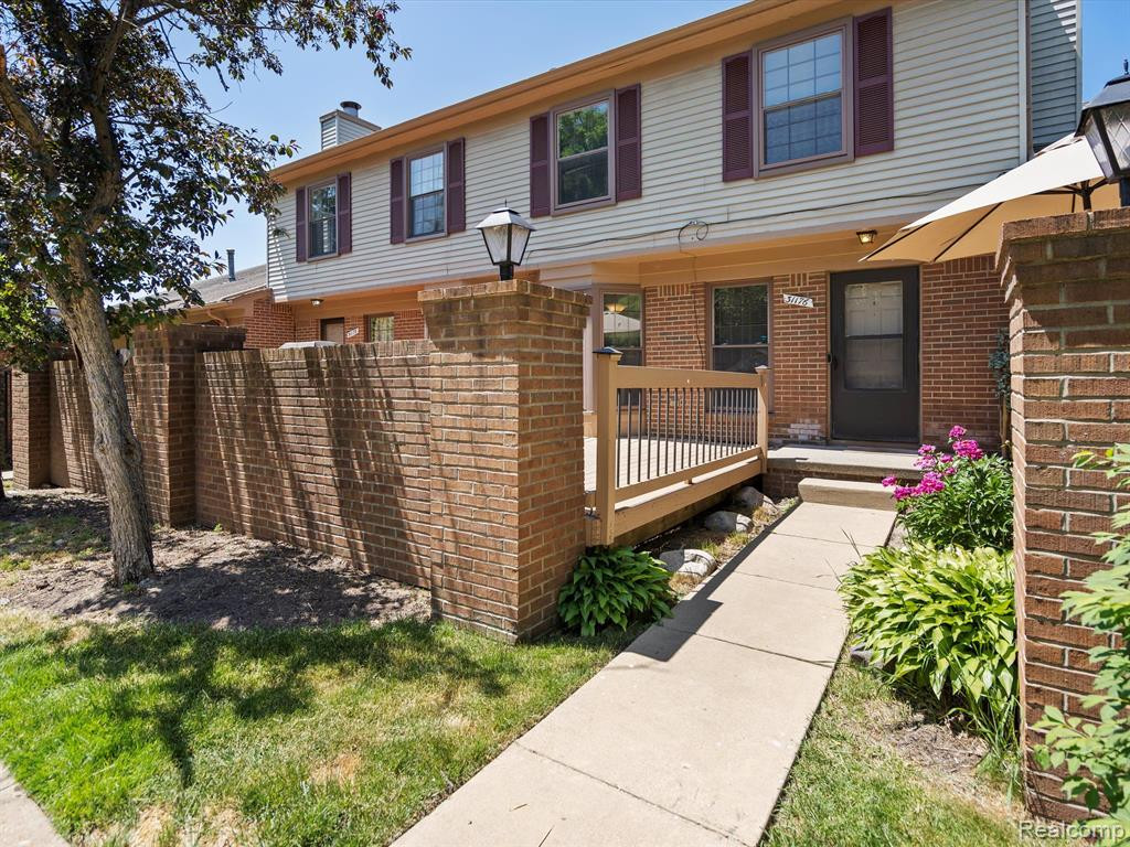 31176 COUNTRY Way, Farmington Hills, MI 48331 — front exterior