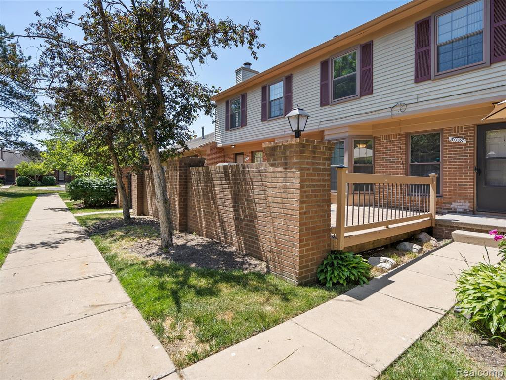 31176 COUNTRY Way, Farmington Hills, MI 48331 — Photo 2