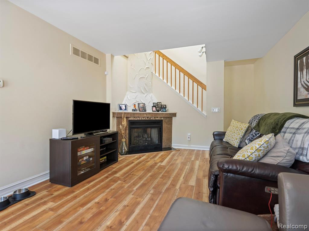 31176 COUNTRY Way, Farmington Hills, MI 48331 — Photo 5