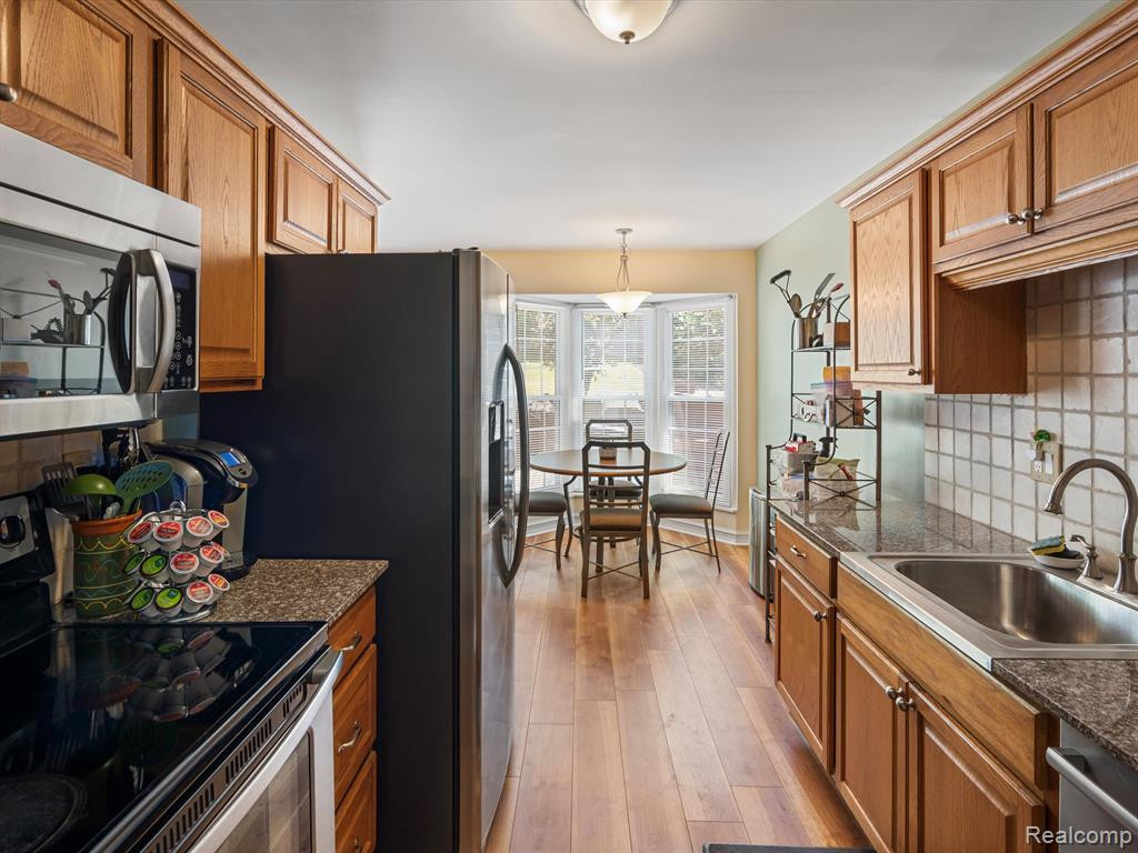 31176 COUNTRY Way, Farmington Hills, MI 48331 — Photo 8