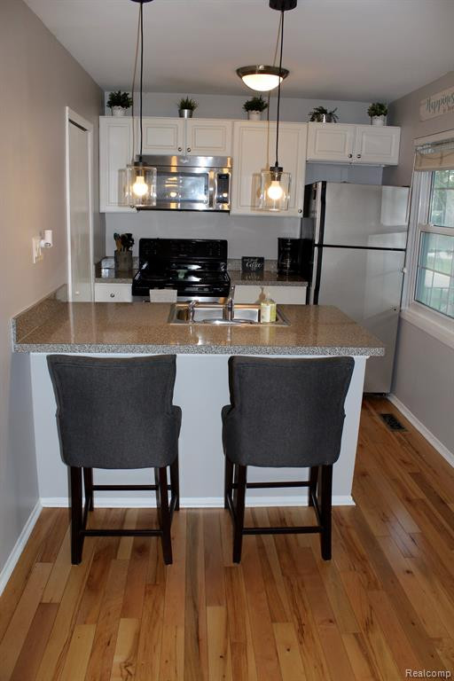 290 LAKE VILLAGE Drive, Walled Lake, MI 48390 — Photo 10