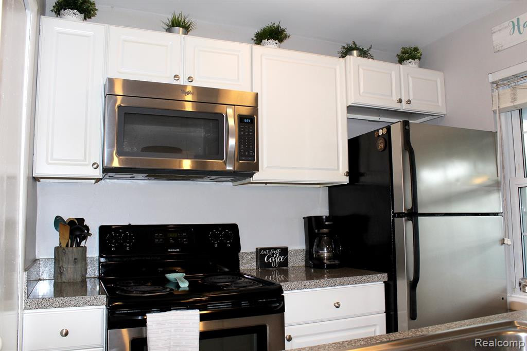 290 LAKE VILLAGE Drive, Walled Lake, MI 48390 — Photo 11