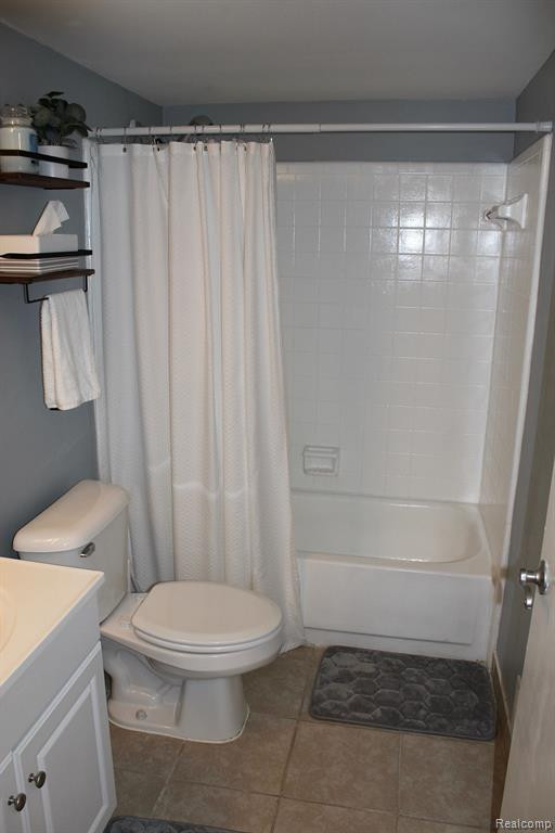 290 LAKE VILLAGE Drive, Walled Lake, MI 48390 — Photo 22