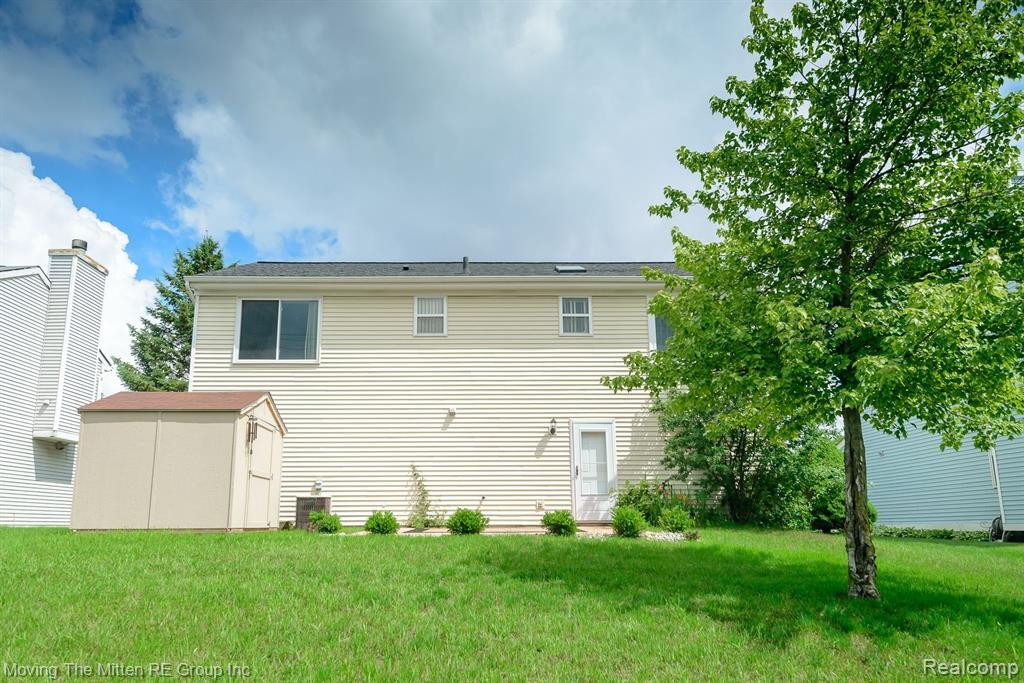 417 VICTORIAN Lane, Belleville, MI 48111 — Photo 30