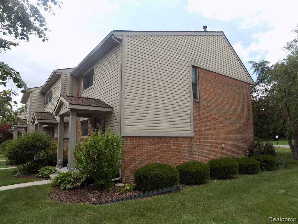 3735 OLD CREEK Road, Troy, MI 48084 — Photo 2