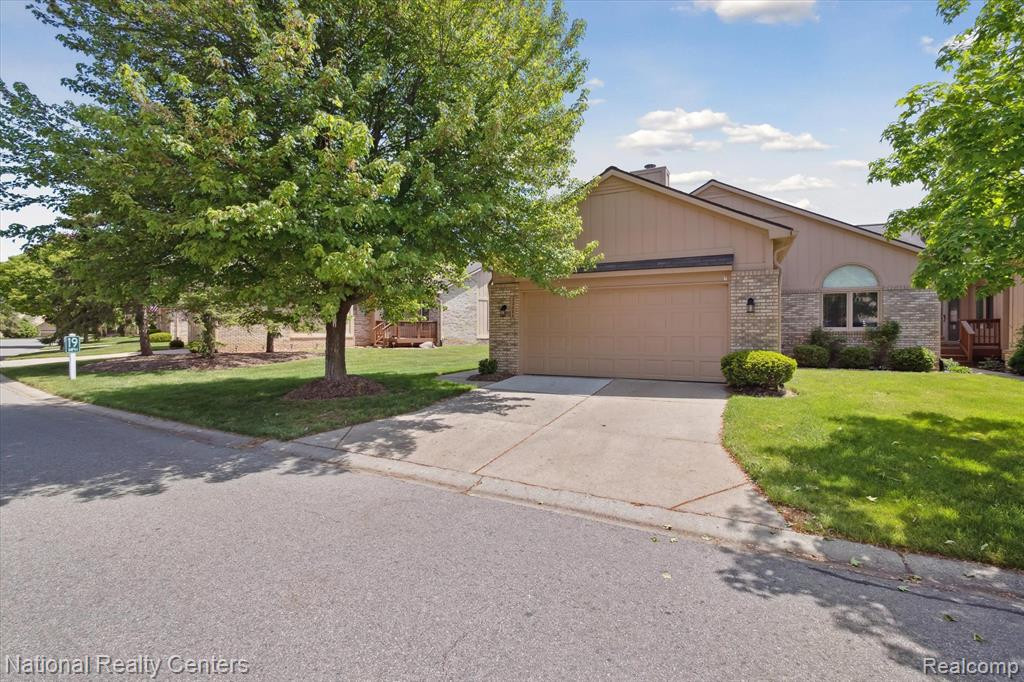 22080 RIVER PINES Drive, Farmington Hills, MI 48335 — Photo 3
