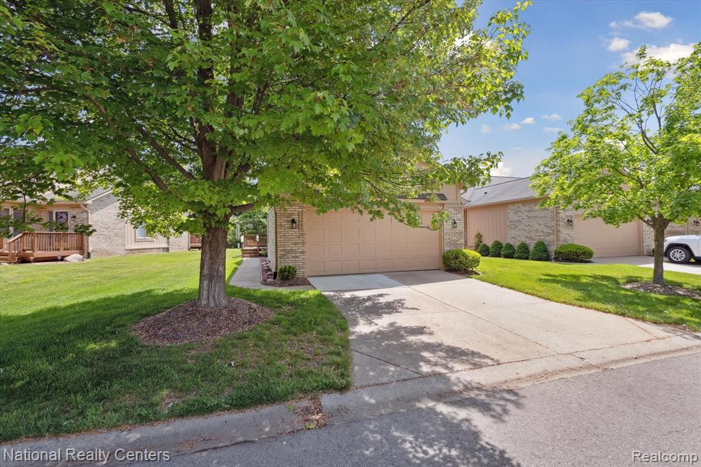 22080 RIVER PINES Drive, Farmington Hills, MI 48335 — Photo 4