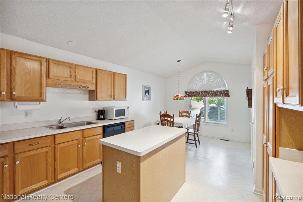 22080 RIVER PINES Drive, Farmington Hills, MI 48335 — Photo 20