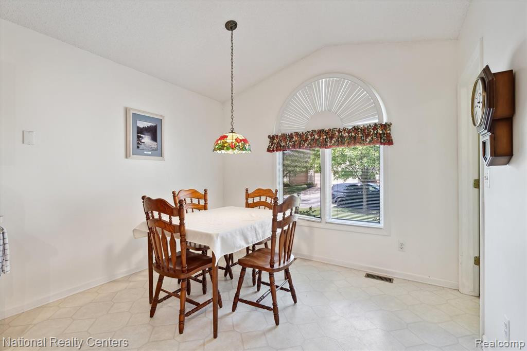 22080 RIVER PINES Drive, Farmington Hills, MI 48335 — Photo 21