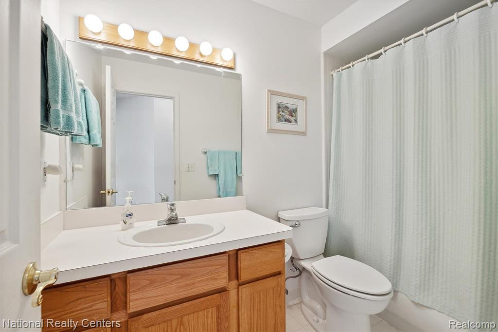 22080 RIVER PINES Drive, Farmington Hills, MI 48335 — Photo 24