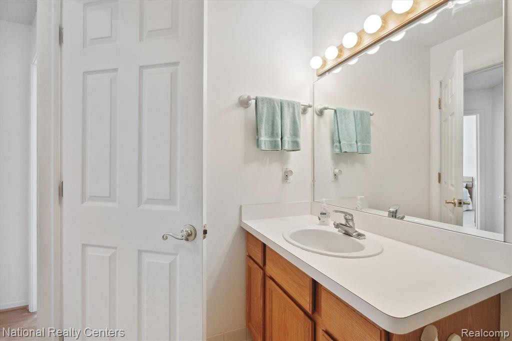 22080 RIVER PINES Drive, Farmington Hills, MI 48335 — Photo 25