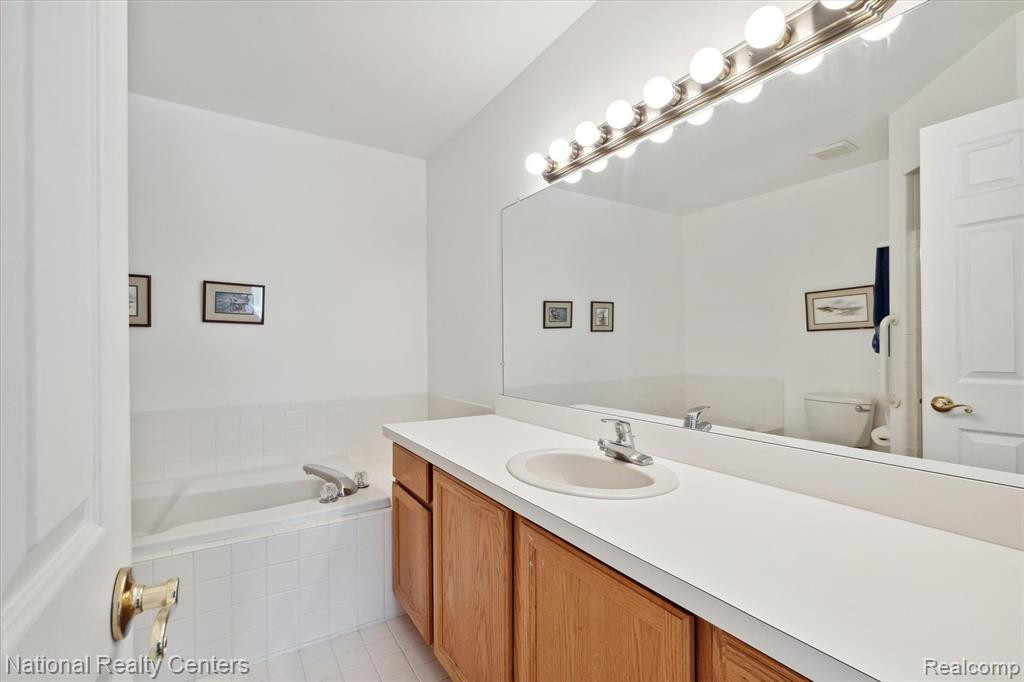 22080 RIVER PINES Drive, Farmington Hills, MI 48335 — Photo 29