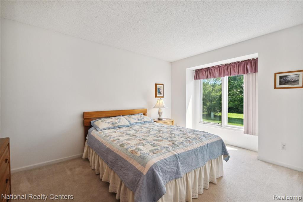 22080 RIVER PINES Drive, Farmington Hills, MI 48335 — Photo 32