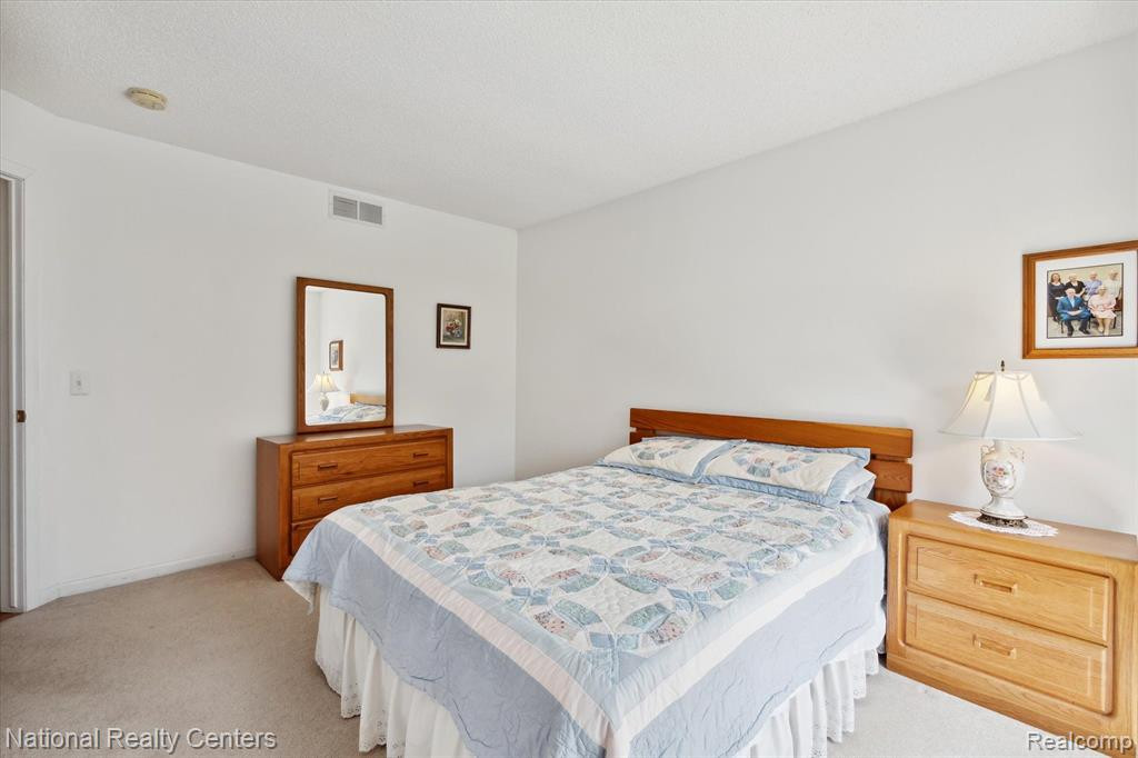 22080 RIVER PINES Drive, Farmington Hills, MI 48335 — Photo 33