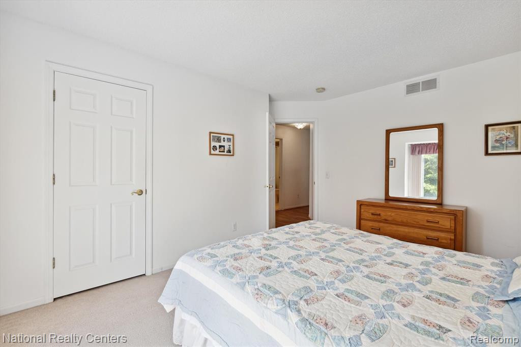 22080 RIVER PINES Drive, Farmington Hills, MI 48335 — Photo 34