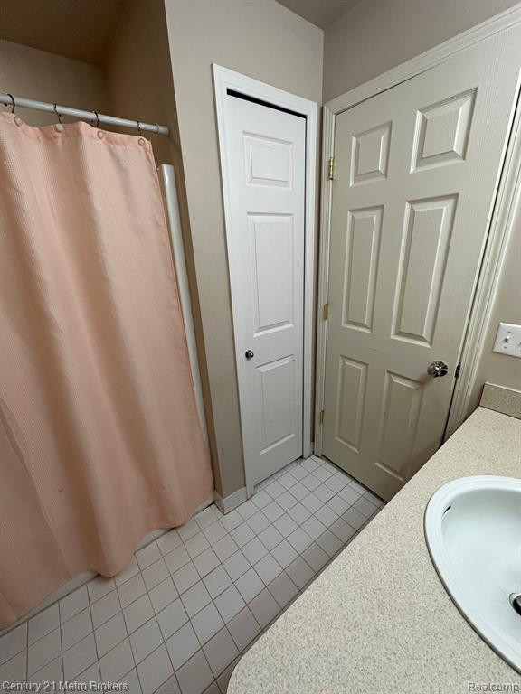 17104 ADDINGTON Drive, Commerce Twp, MI 48390 — Photo 4