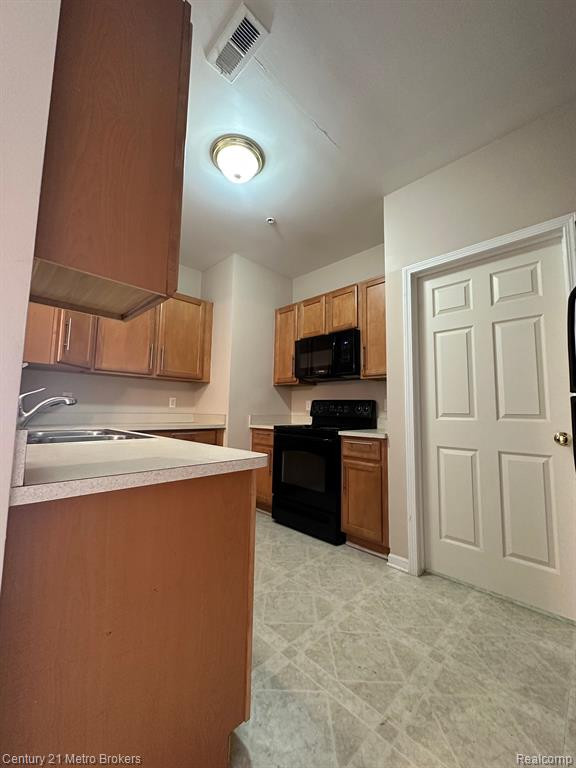17104 ADDINGTON Drive, Commerce Twp, MI 48390 — Photo 35