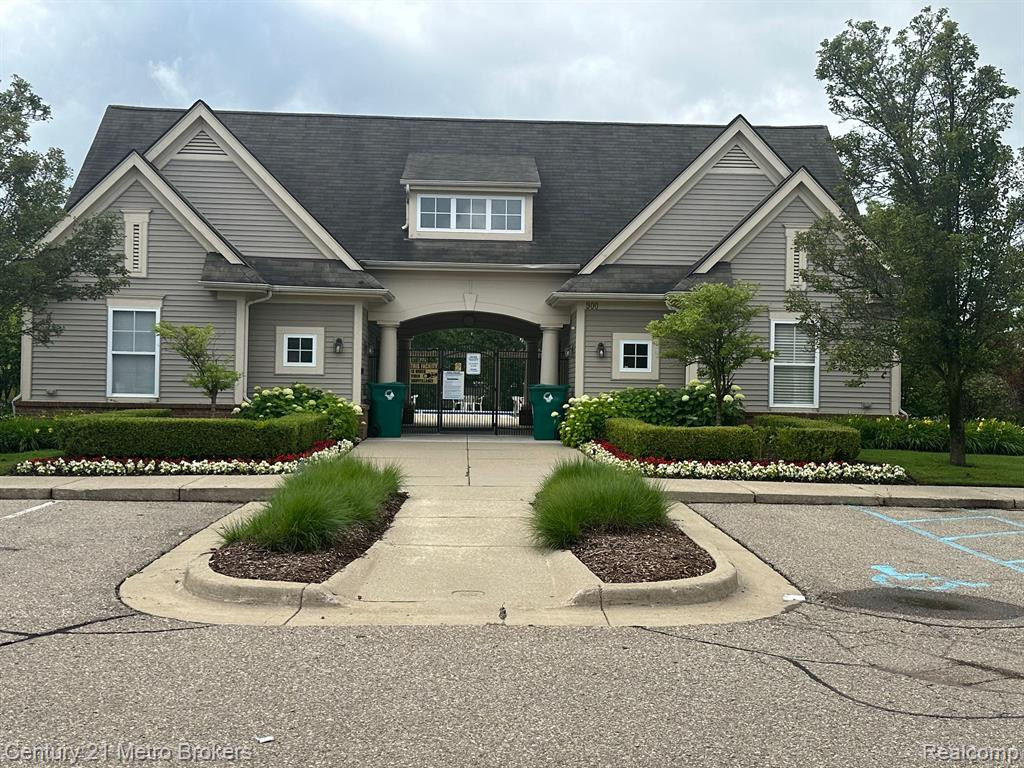 17104 ADDINGTON Drive, Commerce Twp, MI 48390 — Photo 37