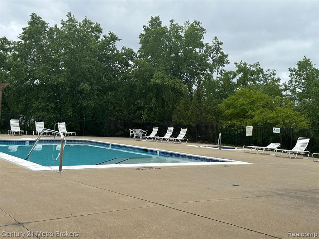 17104 ADDINGTON Drive, Commerce Twp, MI 48390 — Photo 39