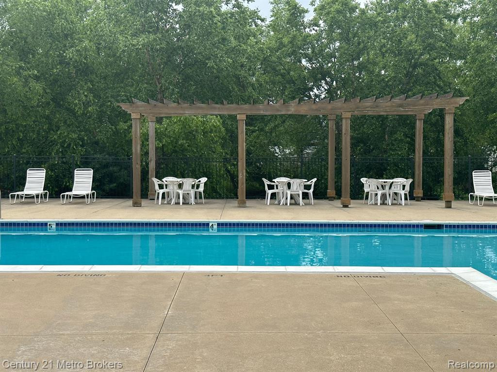 17104 ADDINGTON Drive, Commerce Twp, MI 48390 — Photo 40