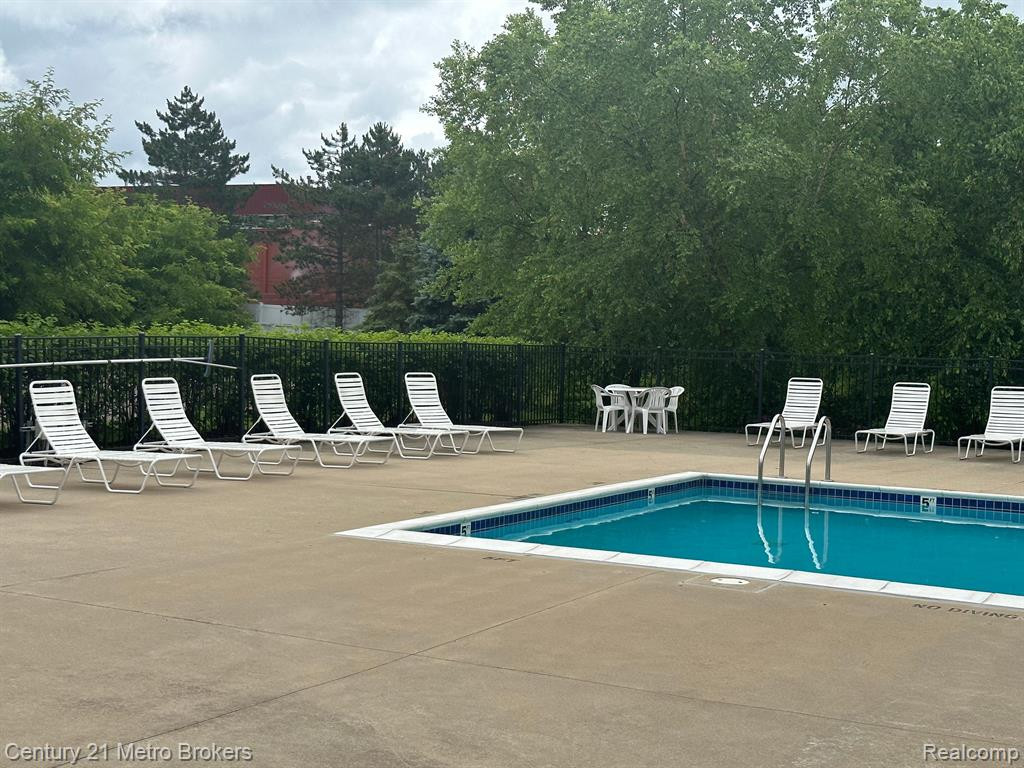17104 ADDINGTON Drive, Commerce Twp, MI 48390 — Photo 41
