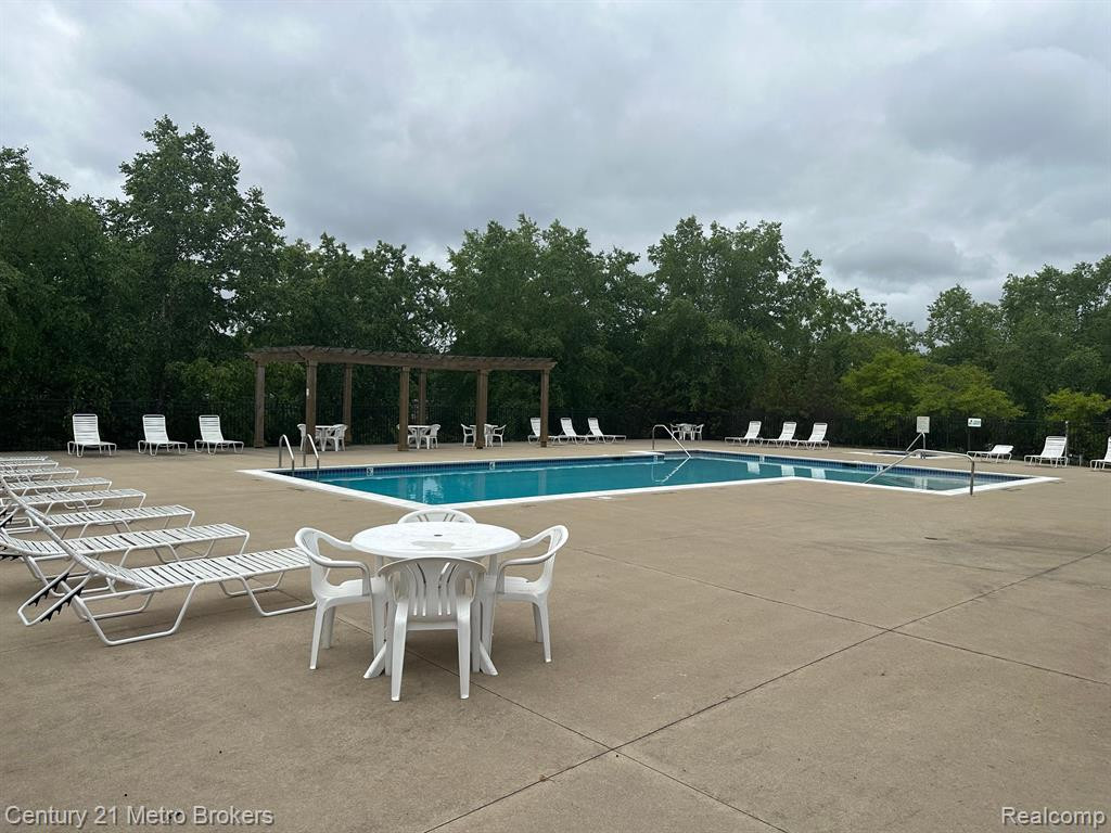 17104 ADDINGTON Drive, Commerce Twp, MI 48390 — Photo 42