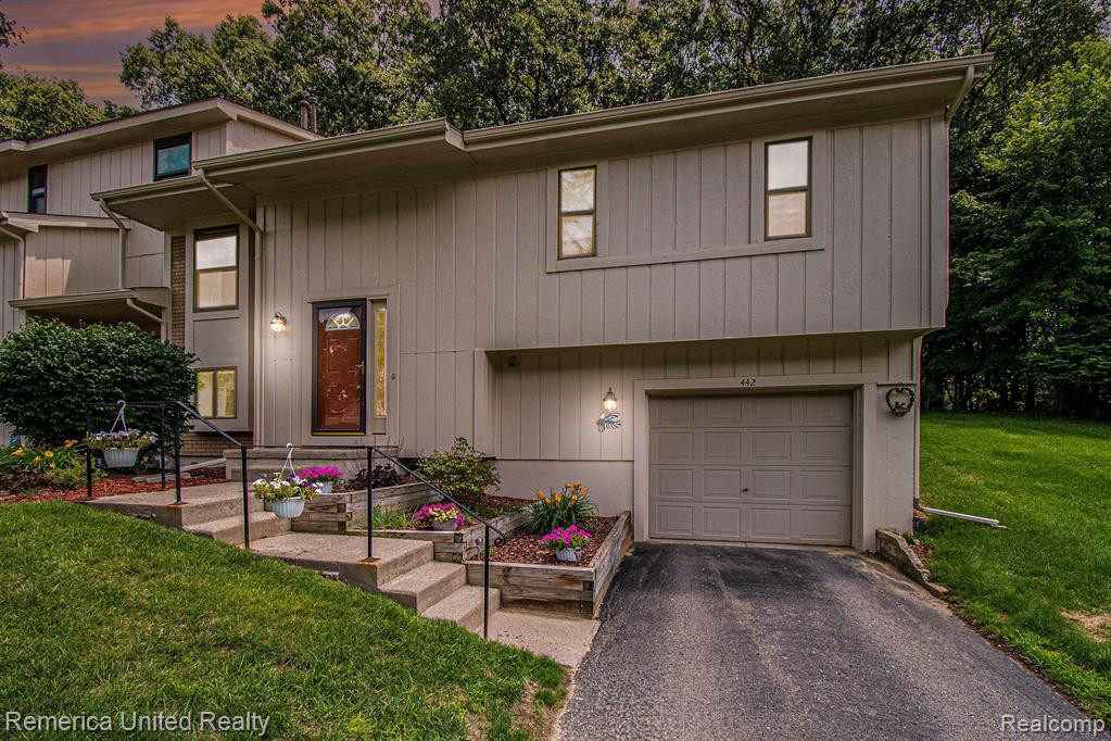 442 FOREST Drive, Brighton, MI 48116 — Photo 2