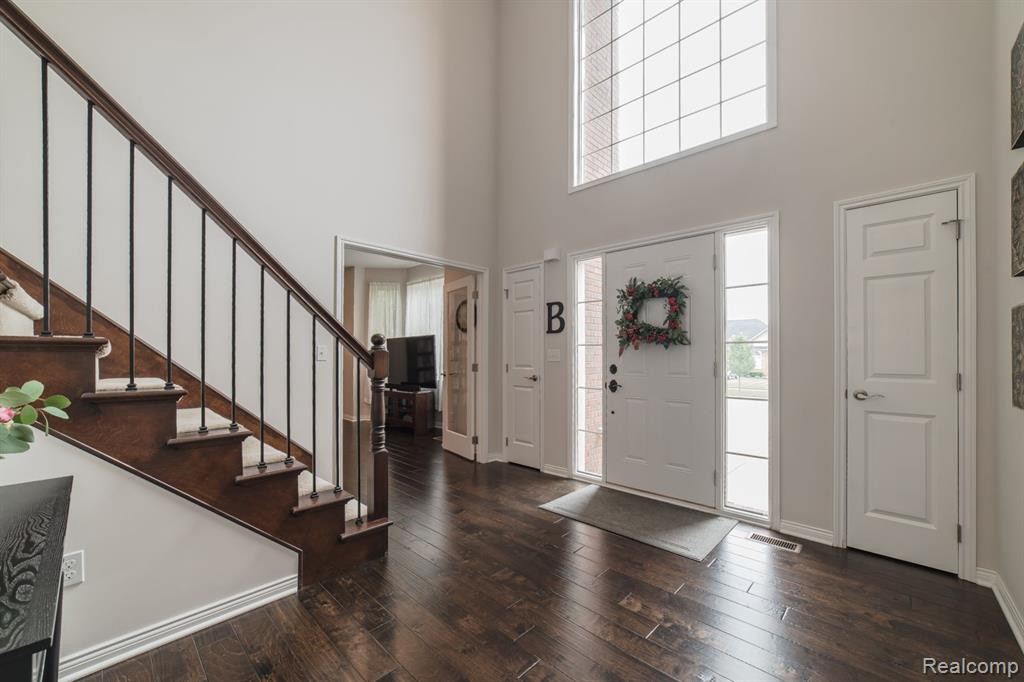 651 BAY POINTE Drive, Oxford, MI 48371 — Photo 2