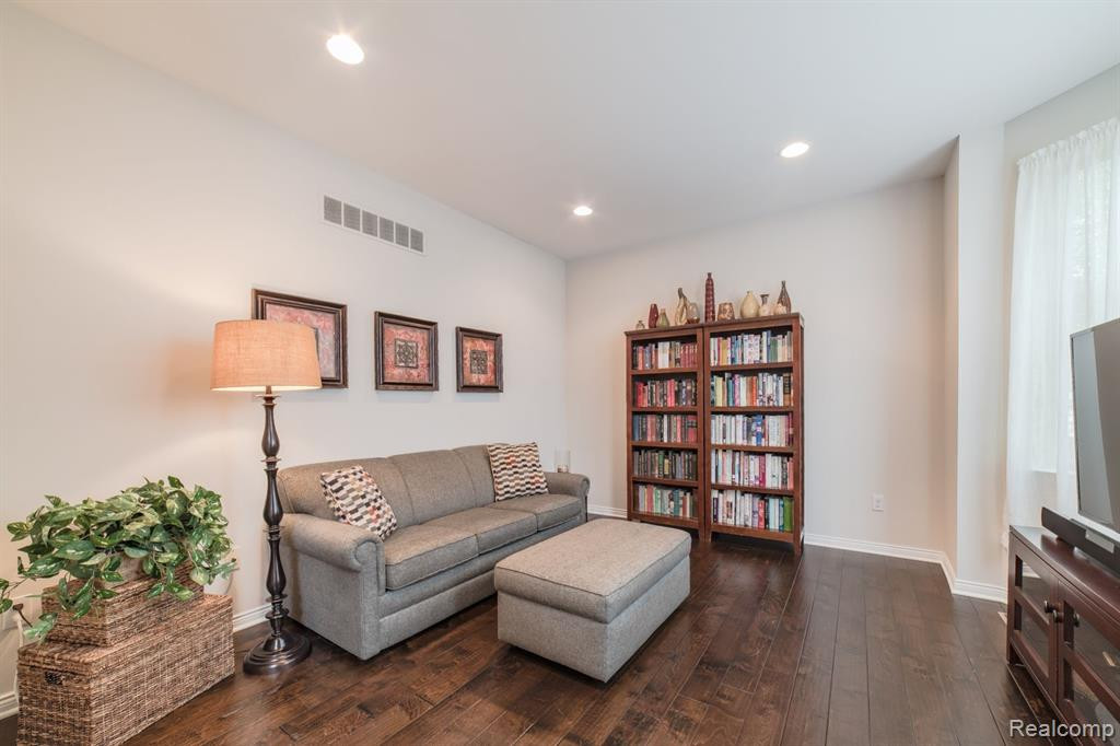 651 BAY POINTE Drive, Oxford, MI 48371 — Photo 4