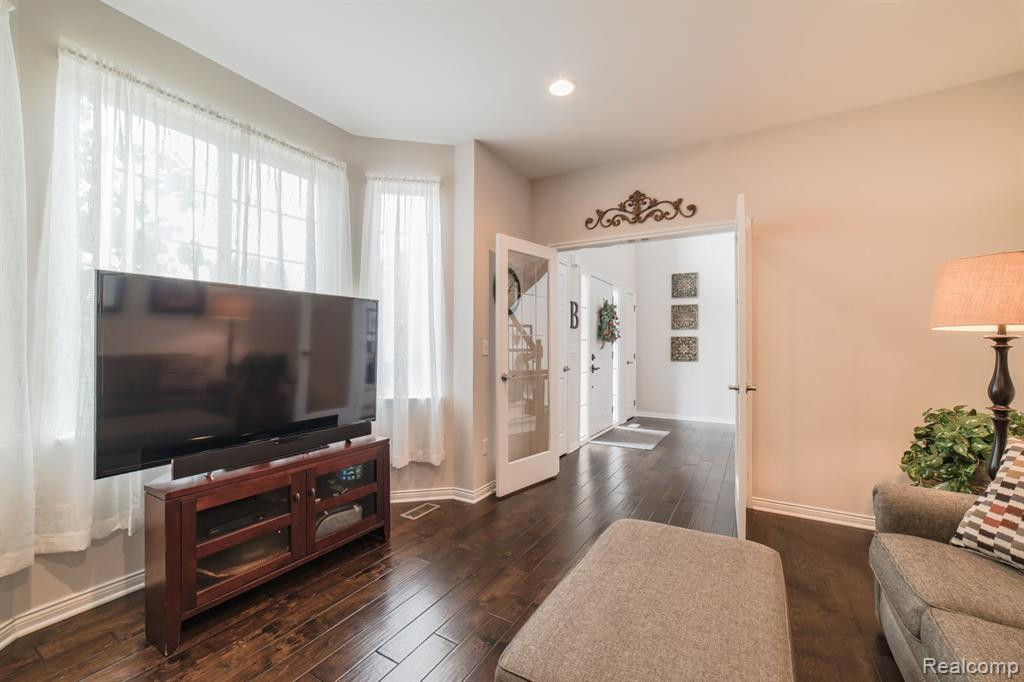 651 BAY POINTE Drive, Oxford, MI 48371 — Photo 5