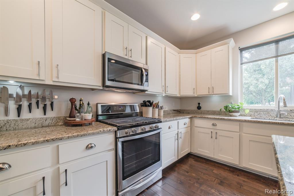 651 BAY POINTE Drive, Oxford, MI 48371 — Photo 7