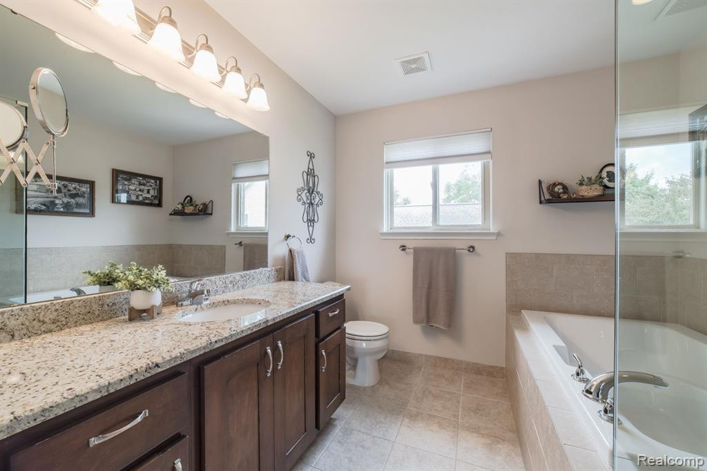 651 BAY POINTE Drive, Oxford, MI 48371 — Photo 28