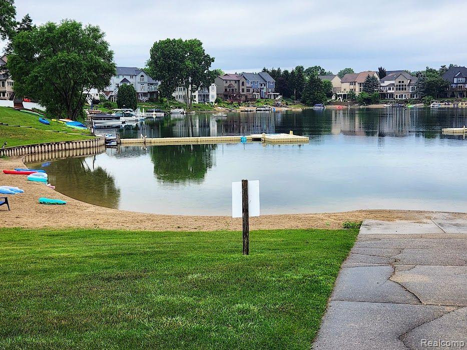 651 BAY POINTE Drive, Oxford, MI 48371 — Photo 41
