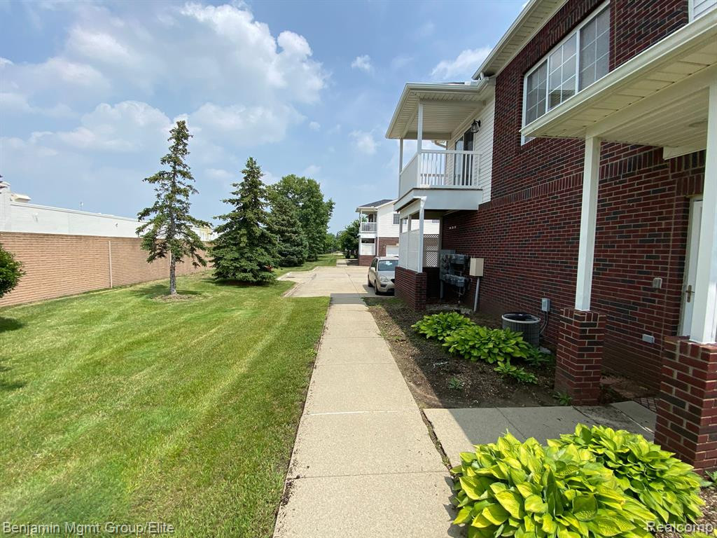 5595 TWIN OAKS Drive, Sterling Heights, MI 48314 — Photo 2