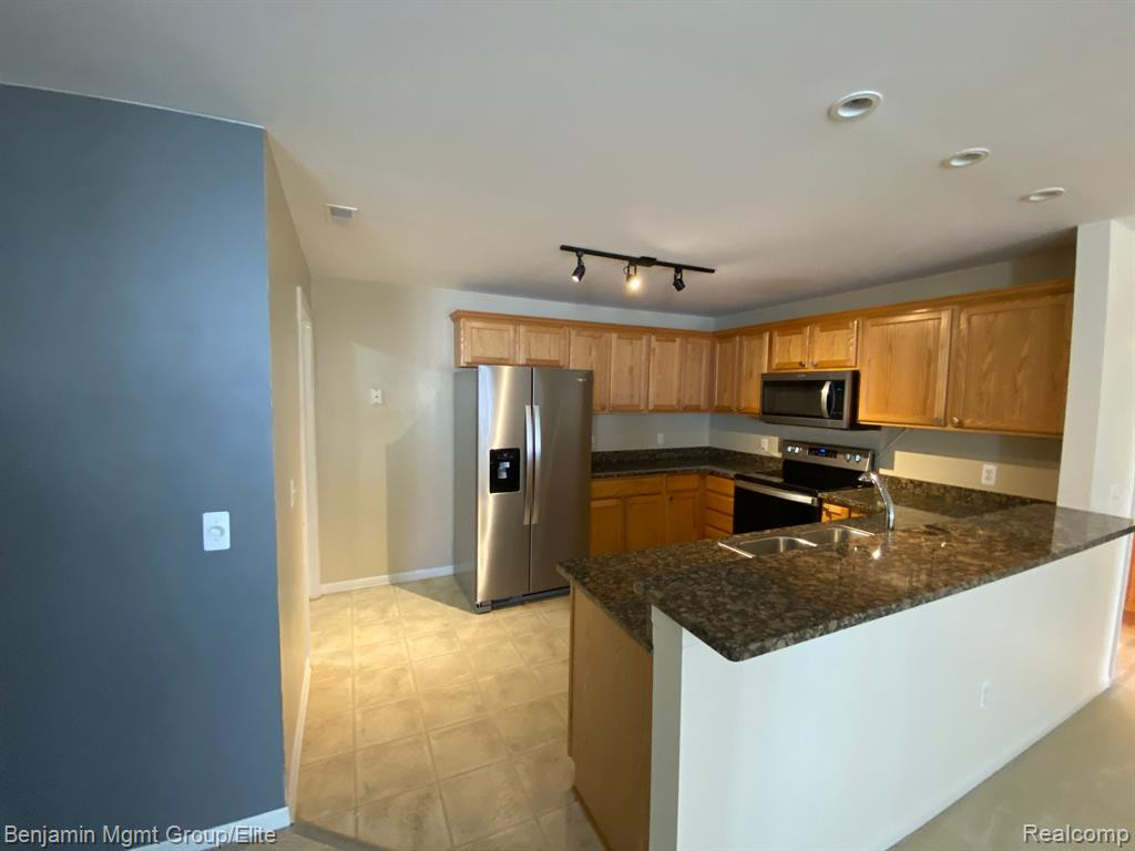 5595 TWIN OAKS Drive, Sterling Heights, MI 48314 — Photo 7