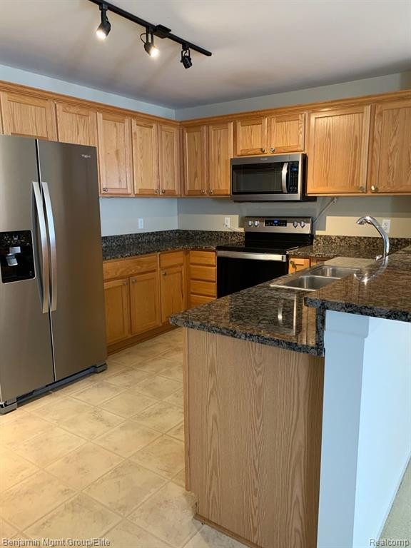 5595 TWIN OAKS Drive, Sterling Heights, MI 48314 — Photo 8