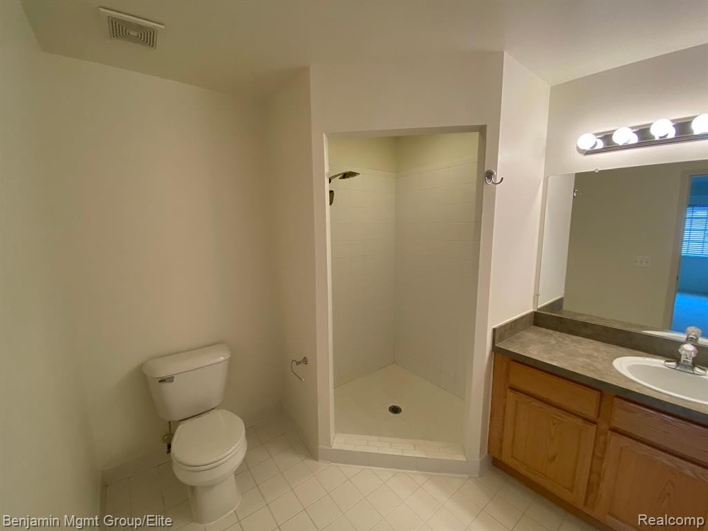 5595 TWIN OAKS Drive, Sterling Heights, MI 48314 — Photo 13