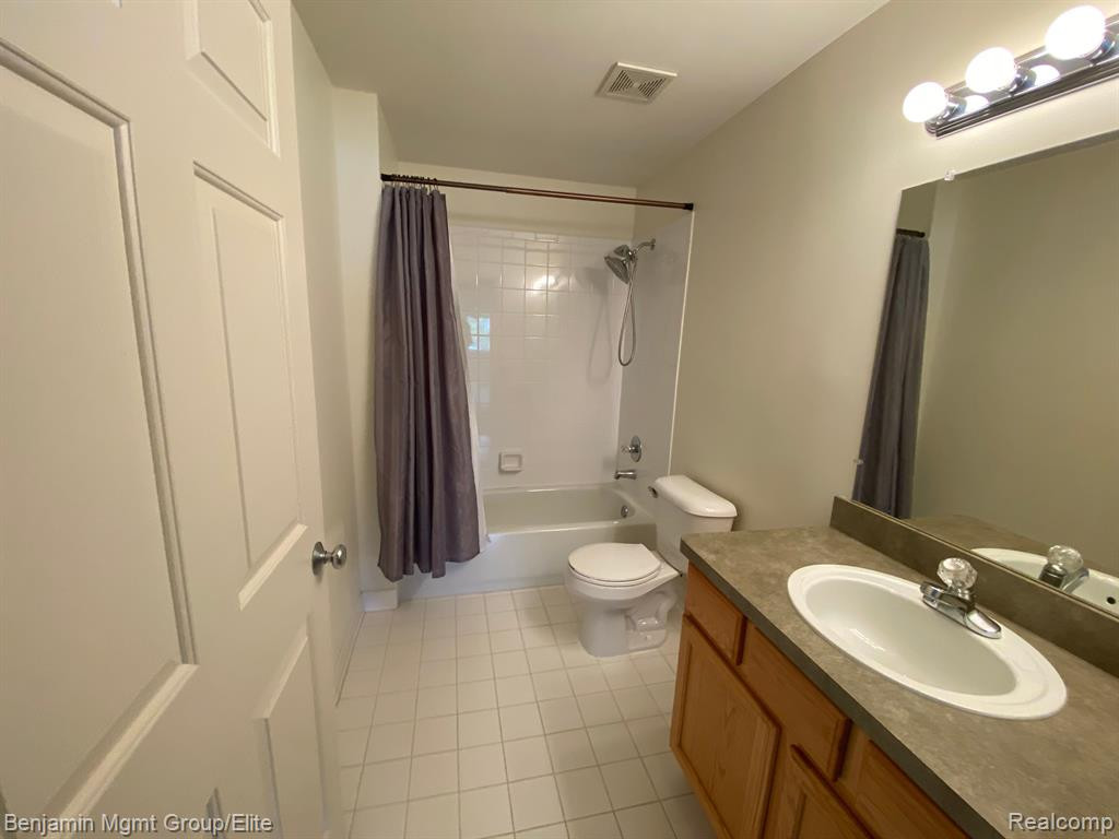 5595 TWIN OAKS Drive, Sterling Heights, MI 48314 — Photo 17