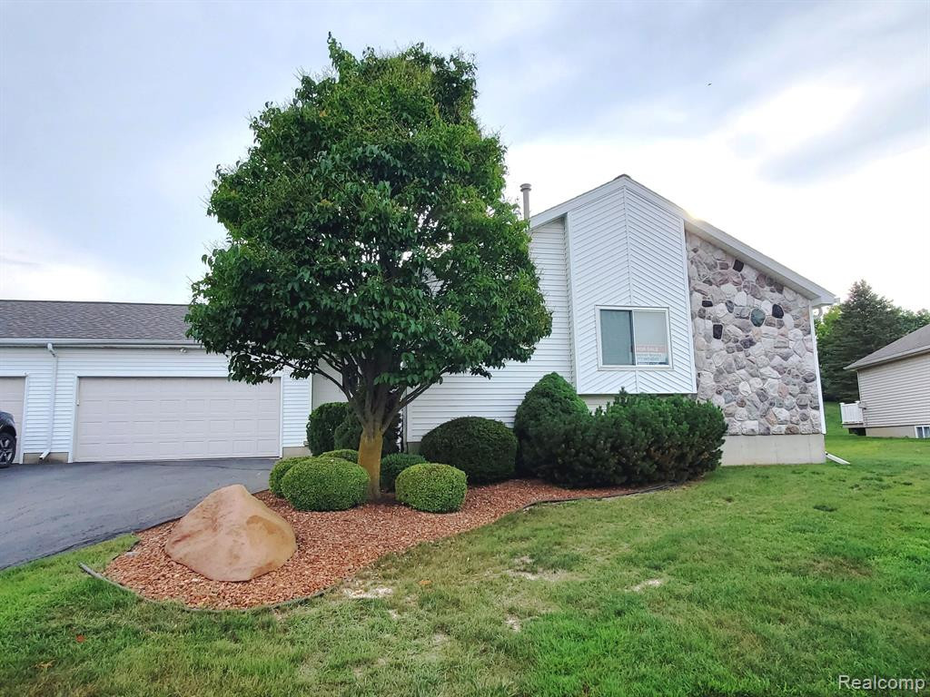 7299 Hawthorne Circle, Goodrich Vlg, MI — front exterior