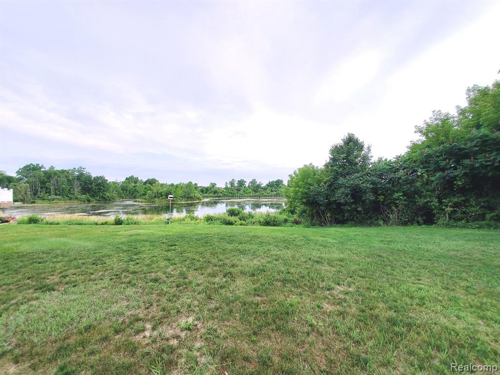 7299 Hawthorne Circle, Goodrich Vlg, MI — Photo 3