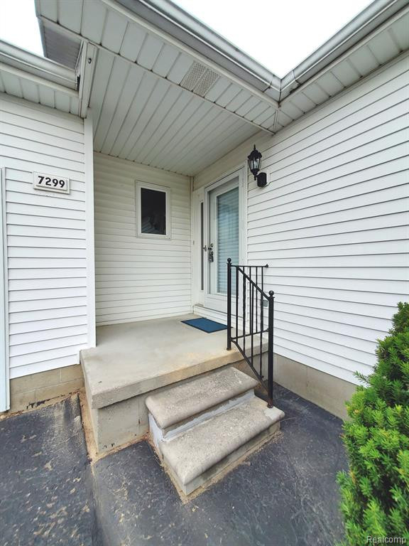 7299 Hawthorne Circle, Goodrich Vlg, MI — Photo 4