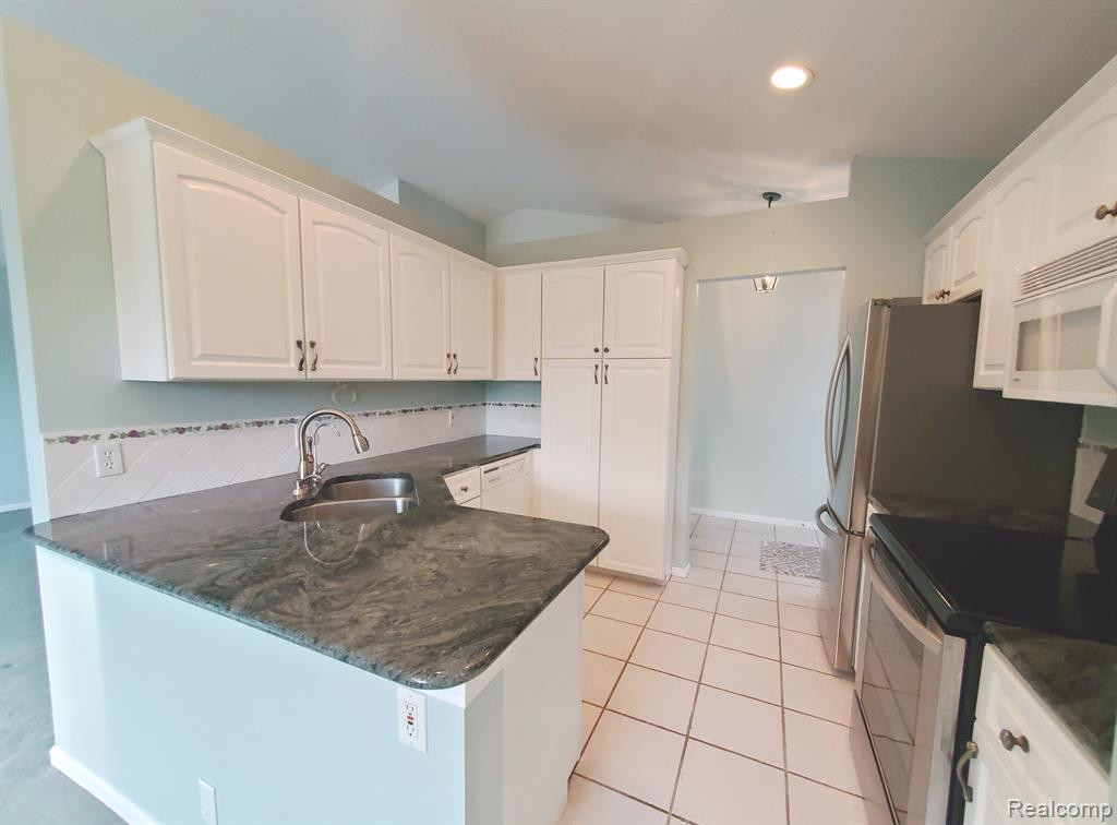 7299 Hawthorne Circle, Goodrich Vlg, MI — Photo 12